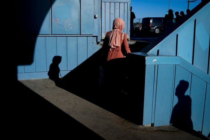47 Images From The Edge Street Photography Awards That Turn Ordinary Scenes Into Art And Comedy 47 Images From The Edge Street Photography Awards That Turn Ordinary Scenes Into Art And Comedy