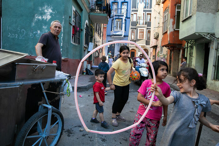 47 Images From The Edge Street Photography Awards That Turn Ordinary Scenes Into Art And Comedy 47 Images From The Edge Street Photography Awards That Turn Ordinary Scenes Into Art And Comedy