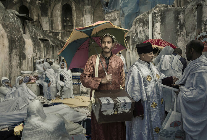 47 Images From The Edge Street Photography Awards That Turn Ordinary Scenes Into Art And Comedy 47 Images From The Edge Street Photography Awards That Turn Ordinary Scenes Into Art And Comedy