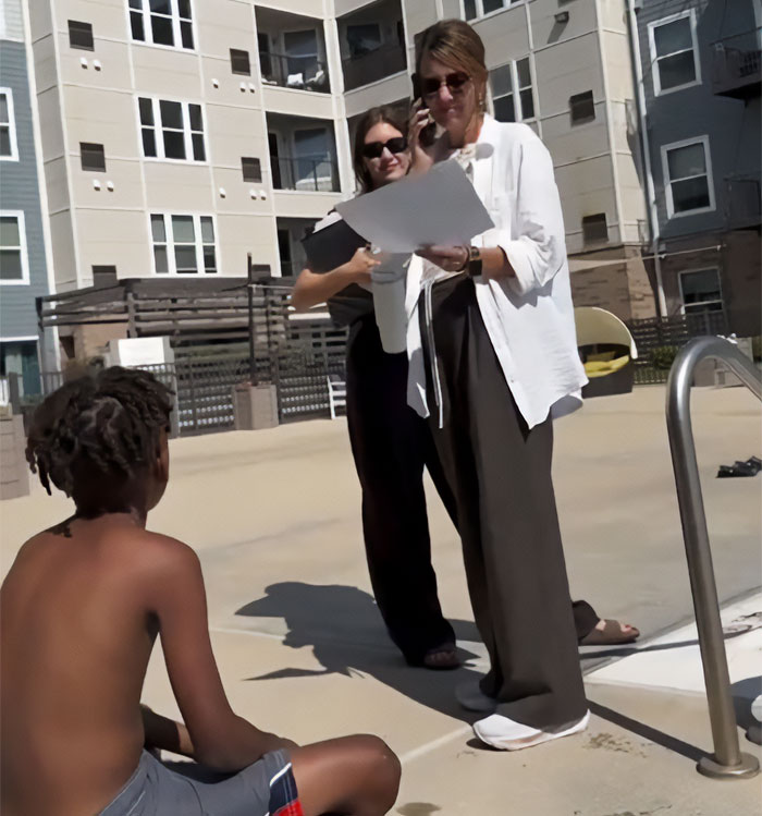 White Karen Confronts Dad And His Kids At Pool, Demands They Show ID In Display Of “Disgusting Behavior” White Karen Confronts Dad And His Kids At Pool, Demands They Show ID In Display Of “Disgusting Behavior”