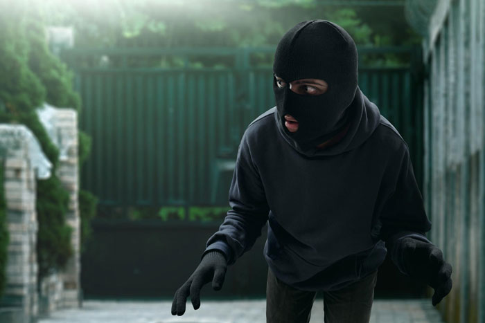 Guy Creeped Out By New Neighbor’s Eerie Behavior, Ends Up Fearing For His Life And Calling The Cops Guy Creeped Out By New Neighbor’s Eerie Behavior, Ends Up Fearing For His Life And Calling The Cops