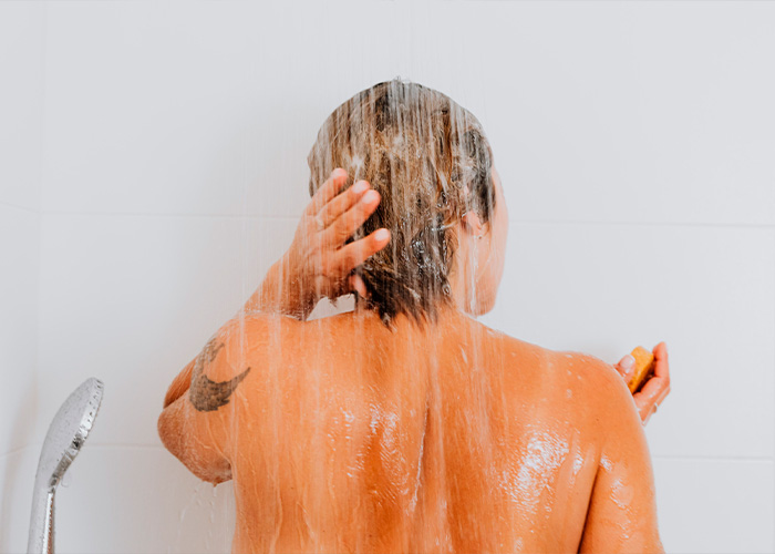 Woman Sparks Wild Theories After Claiming She Gets Odd “Pulling Sensations” In Scalp Only After Showering At Home Woman Sparks Wild Theories After Claiming She Gets Odd “Pulling Sensations” In Scalp Only After Showering At Home