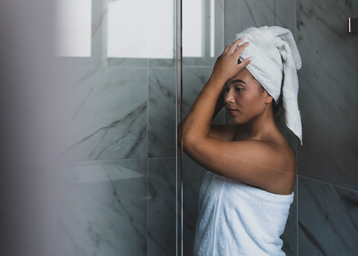Woman Sparks Wild Theories After Claiming She Gets Odd “Pulling Sensations” In Scalp Only After Showering At Home Woman Sparks Wild Theories After Claiming She Gets Odd “Pulling Sensations” In Scalp Only After Showering At Home
