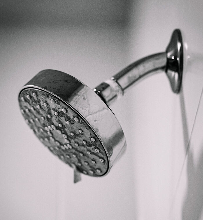 Woman Sparks Wild Theories After Claiming She Gets Odd “Pulling Sensations” In Scalp Only After Showering At Home Woman Sparks Wild Theories After Claiming She Gets Odd “Pulling Sensations” In Scalp Only After Showering At Home