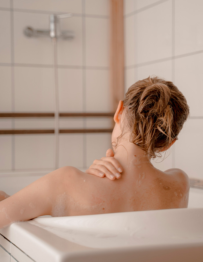 Woman Sparks Wild Theories After Claiming She Gets Odd “Pulling Sensations” In Scalp Only After Showering At Home Woman Sparks Wild Theories After Claiming She Gets Odd “Pulling Sensations” In Scalp Only After Showering At Home