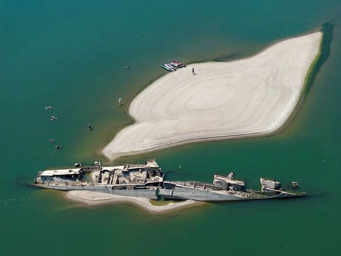 47 Pics Showing Summer Melting And Ruining Everything And Anything