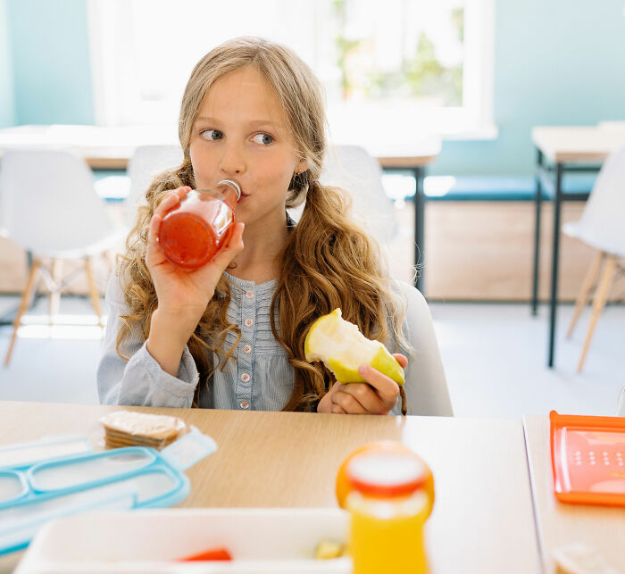 American Mom Compares “Next-Level” Kid’s School Lunch In France to USA, Experts Weigh In American Mom Compares “Next-Level” Kid’s School Lunch In France to USA, Experts Weigh In