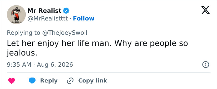 Joey Swoll Intervenes After Influencer Repeatedly Shames People For Looking At Her While Filming In Public Joey Swoll Intervenes After Influencer Repeatedly Shames People For Looking At Her While Filming In Public