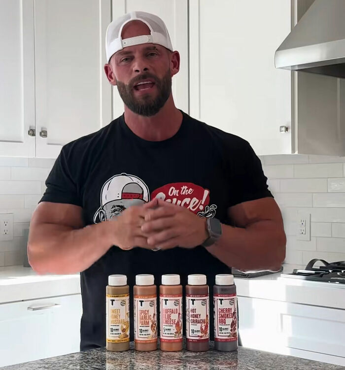 Joey Swoll Intervenes After Influencer Repeatedly Shames People For Looking At Her While Filming In Public Joey Swoll Intervenes After Influencer Repeatedly Shames People For Looking At Her While Filming In Public