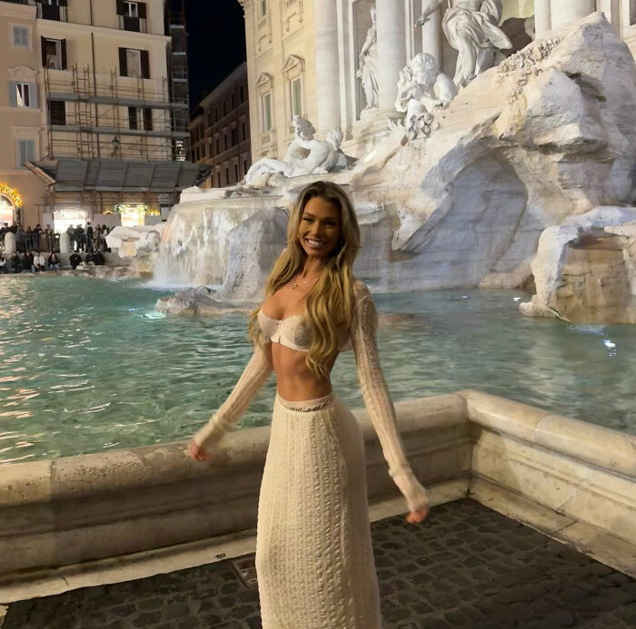 Influencer Tries To Call Out Venetians For Their Reaction To Her Filming But Gets Savagely Roasted Instead Influencer Tries To Call Out Venetians For Their Reaction To Her Filming But Gets Savagely Roasted Instead