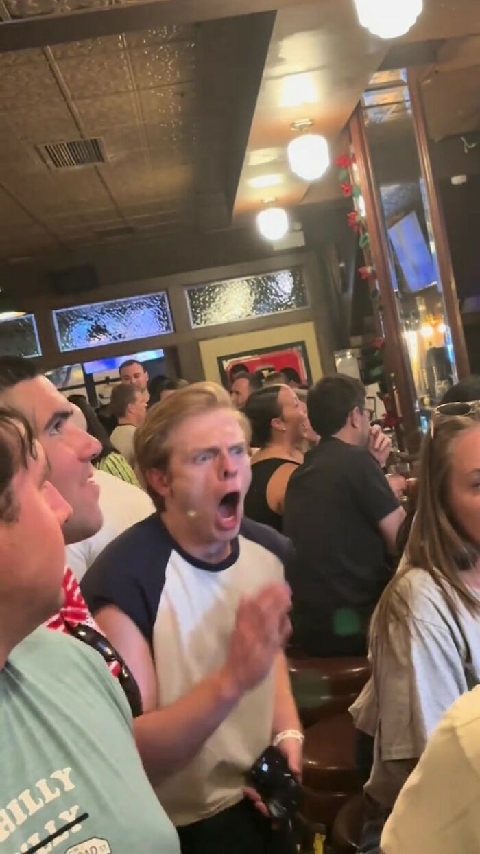 Woman Celebrates Divorce By Publicly Counting Down Her Ex-Husband’s Biggest Failures, Guests Love It Woman Celebrates Divorce By Publicly Counting Down Her Ex-Husband’s Biggest Failures, Guests Love It