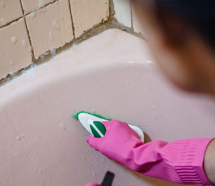 Woman Sparks Global Mystery With Claim She Gets Odd “Pulling Sensations” In Scalp Only After Showering At Home Woman Sparks Global Mystery With Claim She Gets Odd “Pulling Sensations” In Scalp Only After Showering At Home
