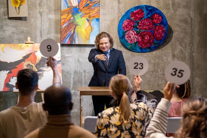 Man Turns Charity Auction Into A Competition With Helpers Bidding For Him, Guest Beats His Strategy Man Turns Charity Auction Into A Competition With Helpers Bidding For Him, Guest Beats His Strategy