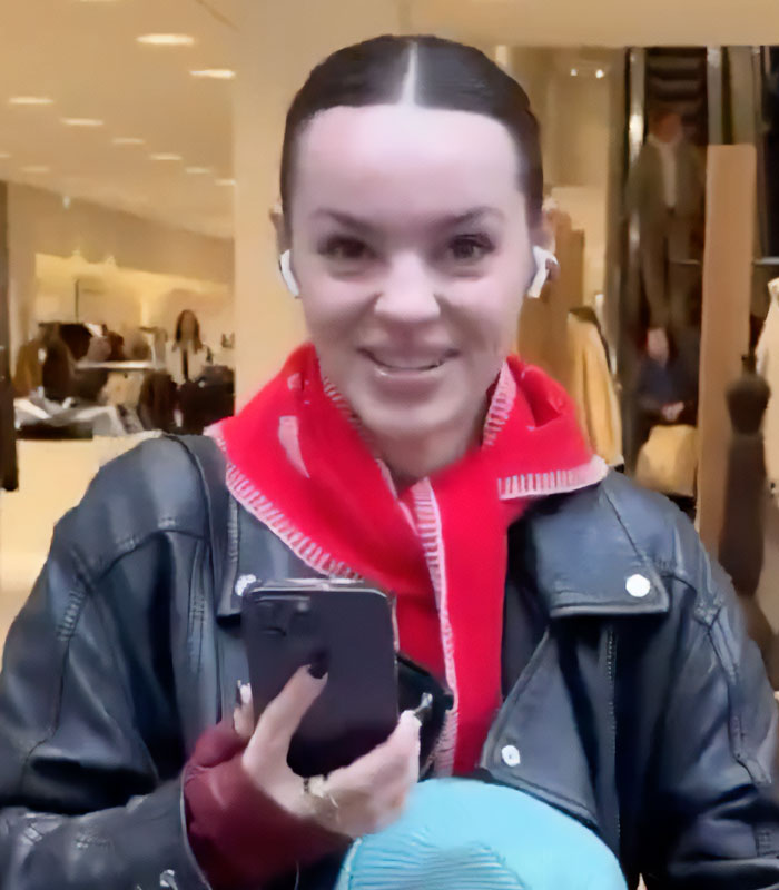 “Not Crying Of Joy”: Family Flies Across The World To Surprise Their Daughter And Her Reaction Says It All “Not Crying Of Joy”: Family Flies Across The World To Surprise Their Daughter And Her Reaction Says It All