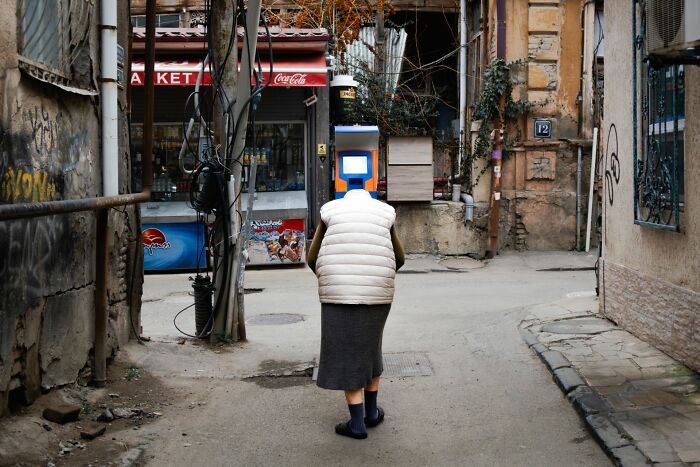57 Photos From The Pure Street Photography Awards Capturing Life&rsquo;s Most Authentic Moments