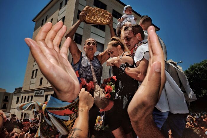 57 Photos From The Pure Street Photography Awards Capturing Life&rsquo;s Most Authentic Moments