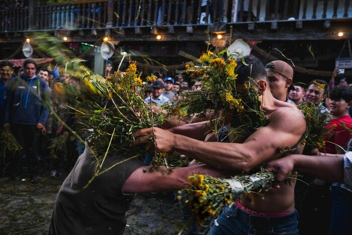 57 Photos From The Pure Street Photography Awards Capturing Life&rsquo;s Most Authentic Moments