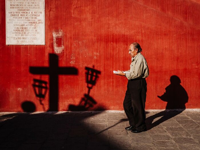 57 Photos From The Pure Street Photography Awards Capturing Life&rsquo;s Most Authentic Moments
