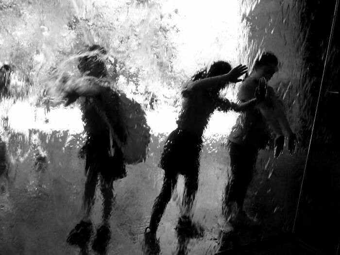 57 Photos From The Pure Street Photography Awards Capturing Life&rsquo;s Most Authentic Moments