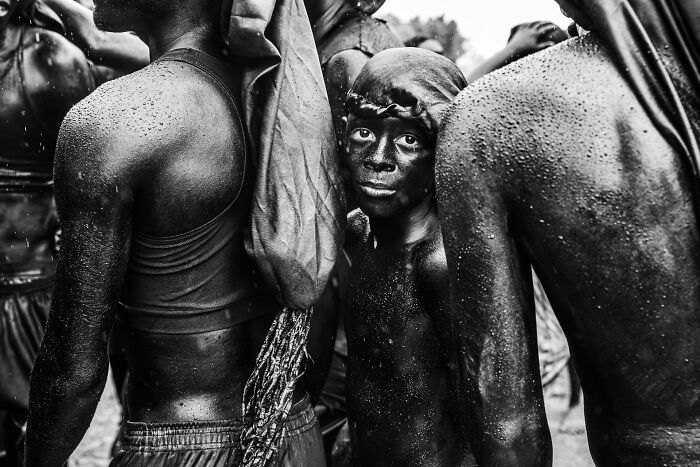 57 Photos From The Pure Street Photography Awards Capturing Life&rsquo;s Most Authentic Moments