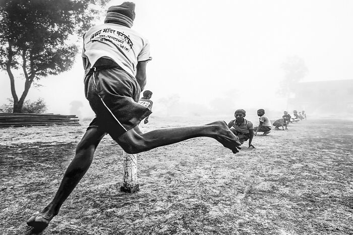 57 Photos From The Pure Street Photography Awards Capturing Life&rsquo;s Most Authentic Moments
