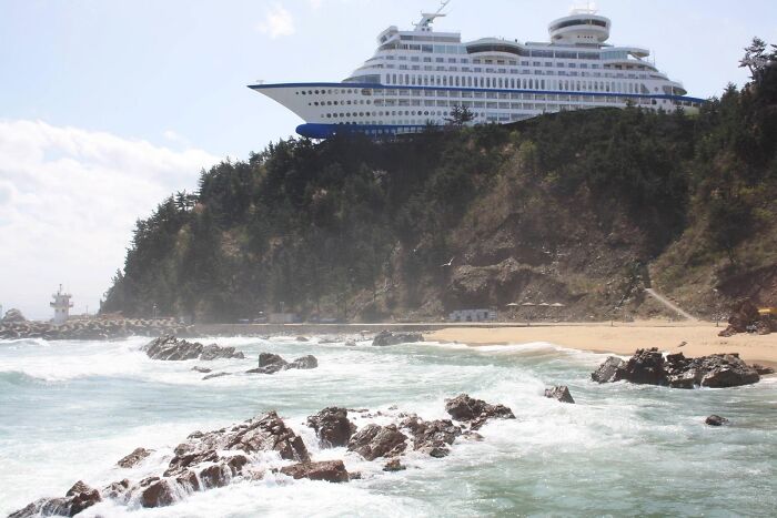 86 Real Photos That Make Your Brain Question If They Were Edited