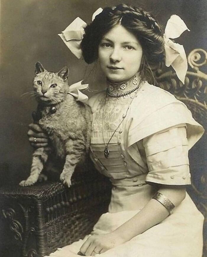 29 Vintage Photos That Show Animals Have Always Stolen The Spotlight, As Shared By This Page 29 Vintage Photos That Show Animals Have Always Stolen The Spotlight, As Shared By This Page