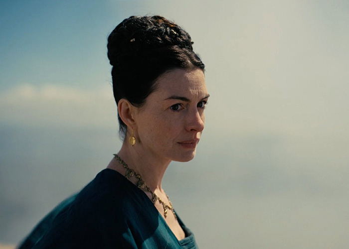 Anne Hathaway’s Red Carpet Maternity Outfit Sparks Theories About Her Pregnancy After Fans Zoom In