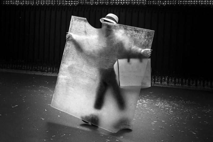 39 Perfectly Timed Street Photos By Gaspard Claude That Reveal Unseen Side Of Paris