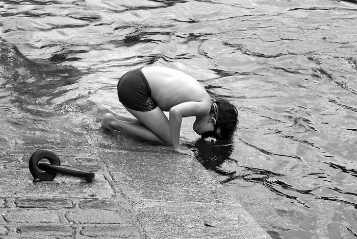 39 Perfectly Timed Street Photos By Gaspard Claude That Reveal Unseen Side Of Paris