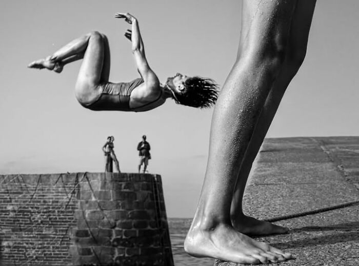 39 Perfectly Timed Street Photos By Gaspard Claude That Reveal Unseen Side Of Paris