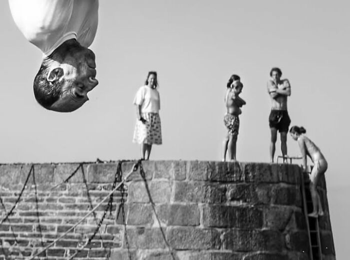 39 Perfectly Timed Street Photos By Gaspard Claude That Reveal Unseen Side Of Paris