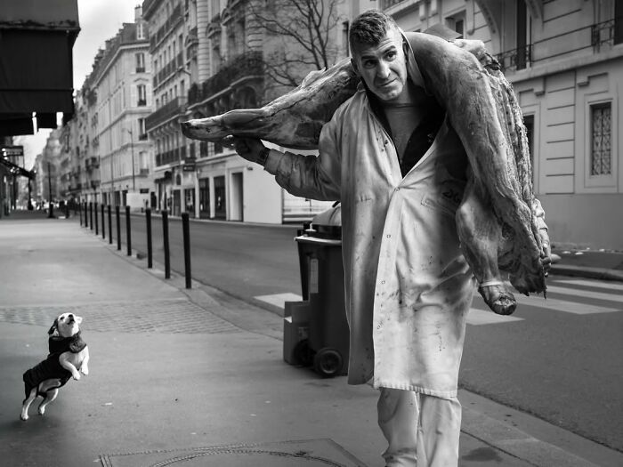 39 Perfectly Timed Street Photos By Gaspard Claude That Reveal Unseen Side Of Paris