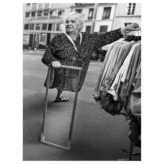 39 Perfectly Timed Street Photos By Gaspard Claude That Reveal Unseen Side Of Paris