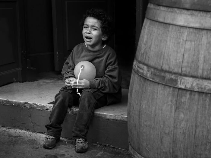 39 Perfectly Timed Street Photos By Gaspard Claude That Reveal Unseen Side Of Paris