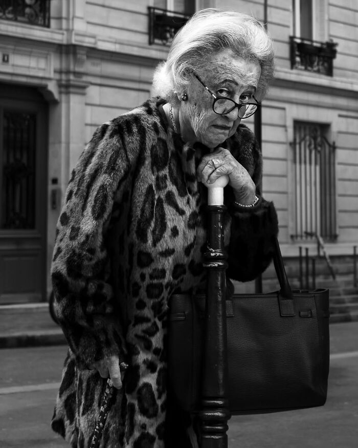 39 Perfectly Timed Street Photos By Gaspard Claude That Reveal Unseen Side Of Paris