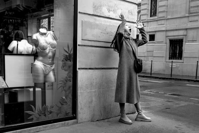 39 Perfectly Timed Street Photos By Gaspard Claude That Reveal Unseen Side Of Paris