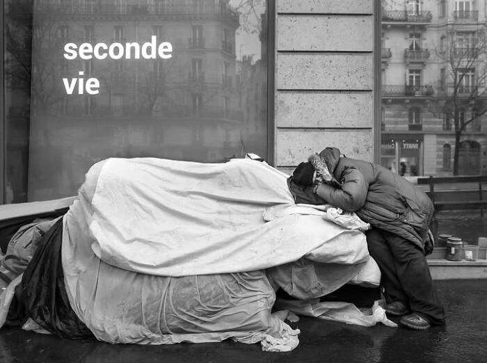 39 Perfectly Timed Street Photos By Gaspard Claude That Reveal Unseen Side Of Paris