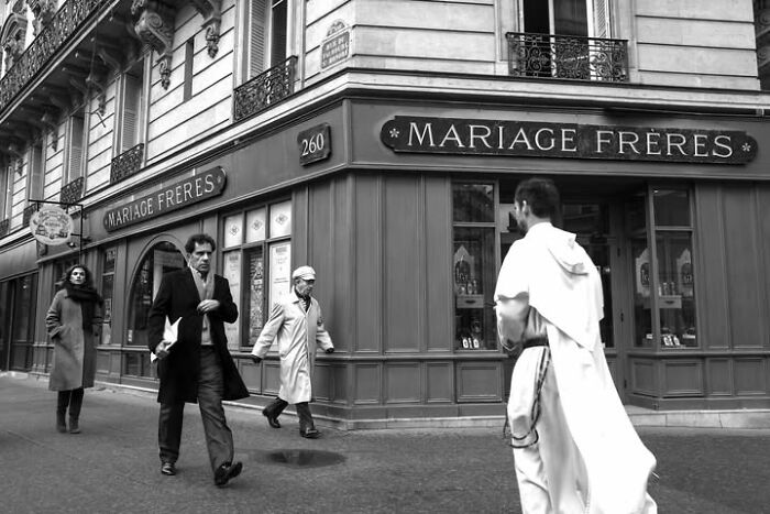 39 Perfectly Timed Street Photos By Gaspard Claude That Reveal Unseen Side Of Paris