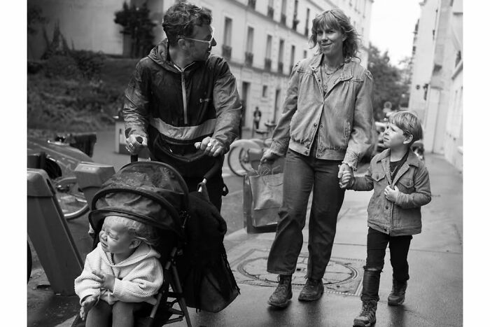 39 Perfectly Timed Street Photos By Gaspard Claude That Reveal Unseen Side Of Paris