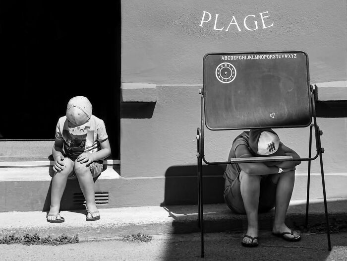 39 Perfectly Timed Street Photos By Gaspard Claude That Reveal Unseen Side Of Paris