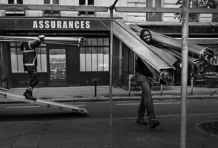 39 Perfectly Timed Street Photos By Gaspard Claude That Reveal Unseen Side Of Paris