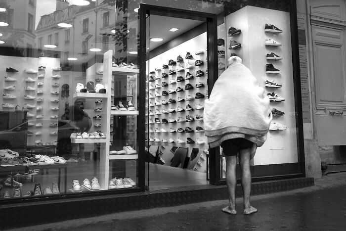 39 Perfectly Timed Street Photos By Gaspard Claude That Reveal Unseen Side Of Paris