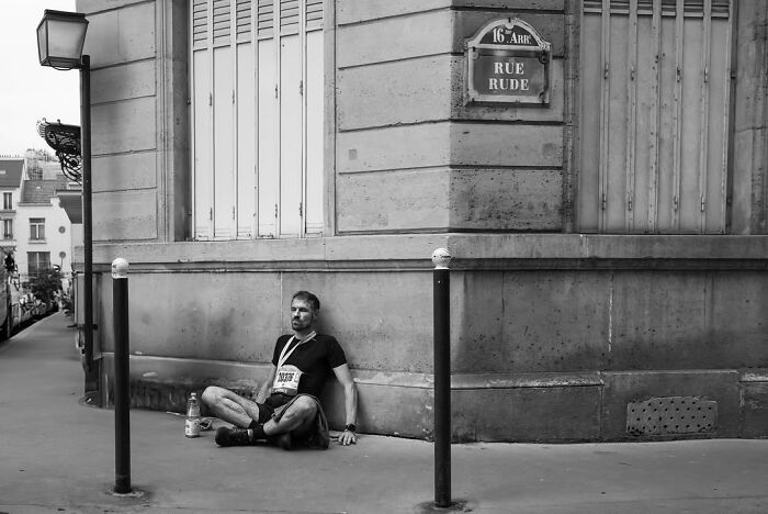 39 Perfectly Timed Street Photos By Gaspard Claude That Reveal Unseen Side Of Paris