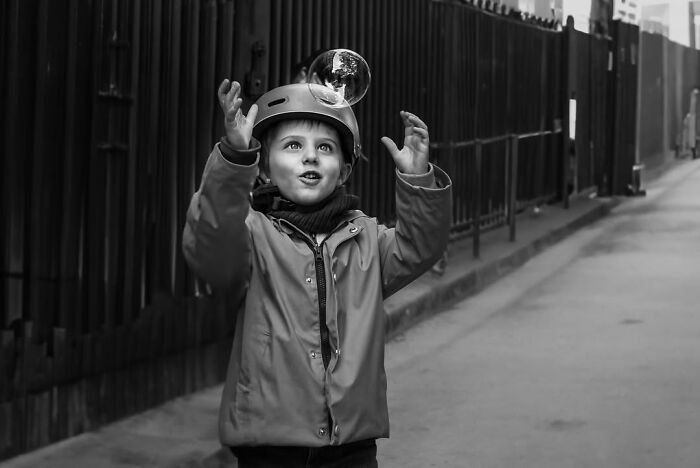 39 Perfectly Timed Street Photos By Gaspard Claude That Reveal Unseen Side Of Paris