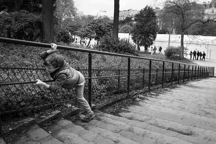 39 Perfectly Timed Street Photos By Gaspard Claude That Reveal Unseen Side Of Paris