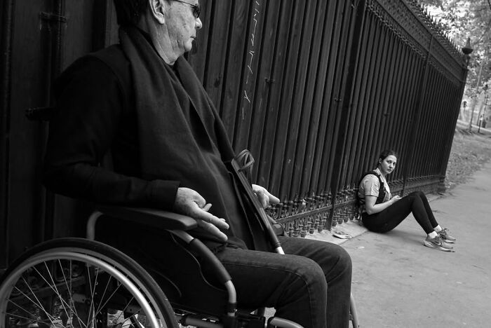 39 Perfectly Timed Street Photos By Gaspard Claude That Reveal Unseen Side Of Paris