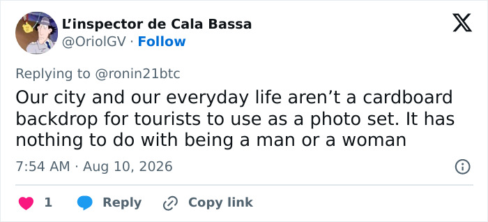 Man Becomes Internet&rsquo;s Latest Hero After Pushing Past Women Filming Video On Busy Metro Station Escalator