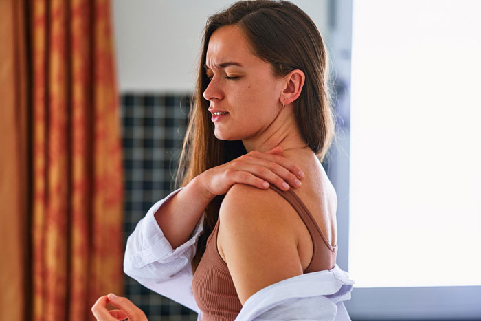 Nosy Relative Doubts Woman’s Disability, She Pops Her Joint Out And Leaves Them Horrified Nosy Relative Doubts Woman’s Disability, She Pops Her Joint Out And Leaves Them Horrified
