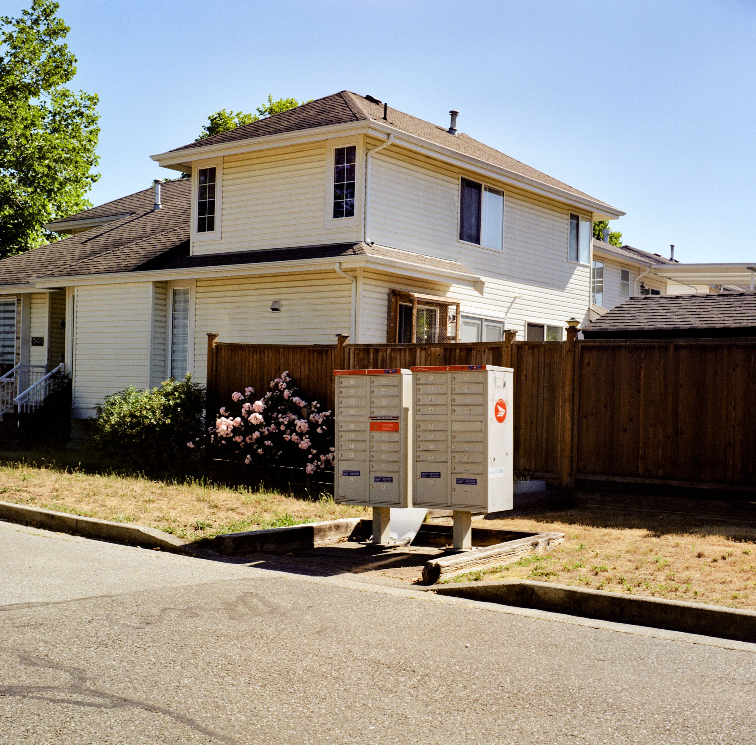 Homeowner Gets Fined $1,500 A Day By His HOA, So He Decides To Fight Back And Destroy The Entire Thing Homeowner Gets Fined $1,500 A Day By His HOA, So He Decides To Fight Back And Destroy The Entire Thing
